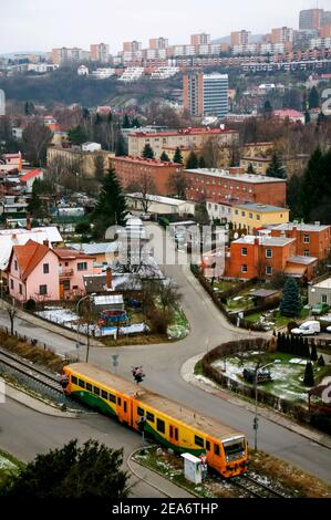 Teil des alten und neuen Stadtteils der Stadt Zlin mit laufendem Zug, Luftaufnahme, Tschechien, Europa Stockfoto