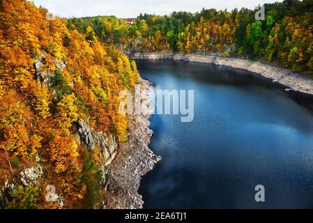 Luftaufnahme von steilen Flusstal und bunten Herbstwäldern (Dam Orlik, Tschechische republik, Europa) Stockfoto