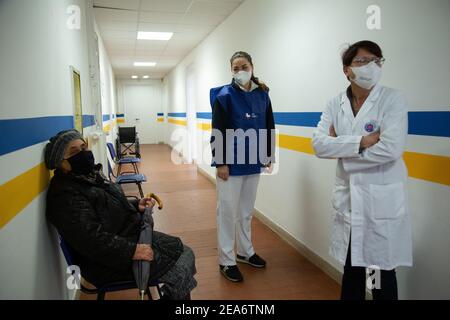 Rom, Italien. Februar 2021, 08th. Warten auf Impfung (Foto von Matteo Nardone/Pacific Press) Quelle: Pacific Press Media Production Corp./Alamy Live News Stockfoto