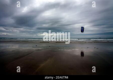 Kitesurfer, Newgale, Pembrokeshire, Wales Großbritannien Stockfoto