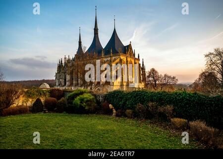 St. Barbara Kirche, einzigartige mittelalterliche gotische Kathedrale im Garten im Winter Sonnenuntergang, Kutna Hora, Tschechische republik. Stockfoto