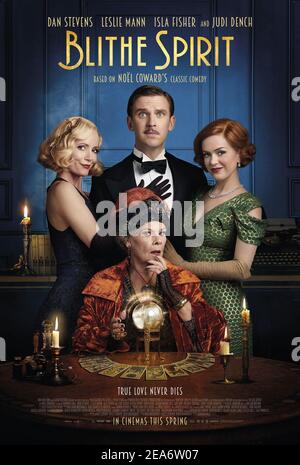 LESLIE MANN, JUDI DENCH, ISLA FISHER UND DAN STEVENS IN BLITTHE SPIRIT (2020), REGIE EDWARD HALL. Bild: Fred Films / Powderkeg Pictures / Align / Album Stockfoto