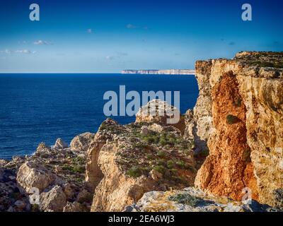 Felsenküste und Meerblick, Malta Stockfoto