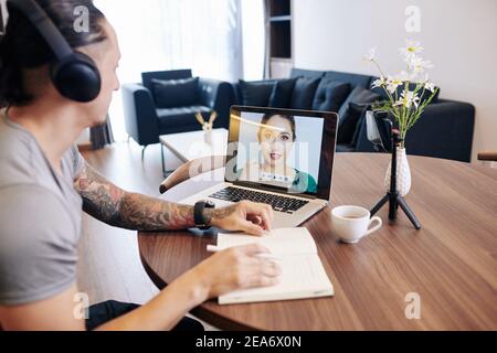 Mann mit Online-Meeting Stockfoto