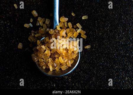 Nahaufnahme eines Löffellöffels braunen Rohrzuckers auf einem Tabelle Stockfoto
