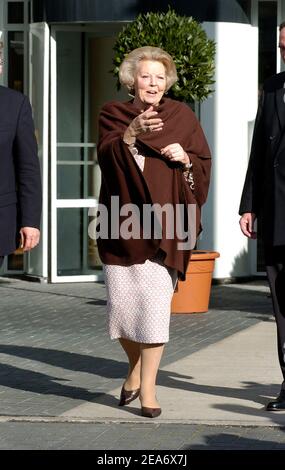 ENSCHEDE, NIEDERLANDE - APR 28, 2006: Königliche Hoheit Königin Beatrix der Niederlande verlässt die Universität Twente nach einem offiziellen Besuch Stockfoto