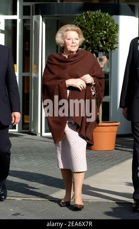 ENSCHEDE, NIEDERLANDE - APR 28, 2006: Königliche Hoheit Königin Beatrix der Niederlande verlässt die Universität Twente nach einem offiziellen Besuch. Stockfoto