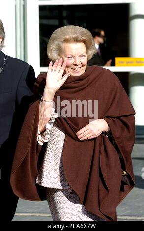 ENSCHEDE, NIEDERLANDE - APR 28, 2006: Königliche Hoheit Königin Beatrix der Niederlande verlässt die Universität Twente nach einem offiziellen Besuch. Stockfoto