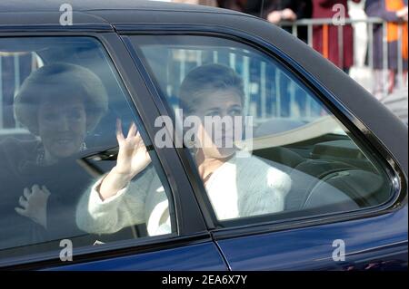 ENSCHEDE, NIEDERLANDE - APR 28, 2006: : Königliche Hoheit Königin Beatrix der Niederlande (links) und Prinzessin Maxima winken, als sie das Land verlassen Stockfoto