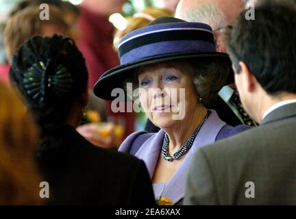 ENSCHEDE, NIEDERLANDE - APR 02, 2005: Königliche Hoheit Königin Beatrix der Niederlande im Gespräch mit den Menschen bei einem offiziellen Besuch der Universität von Stockfoto