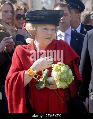 ENSCHEDE, NIEDERLANDE - APR 22, 2008: Königliche Hoheit Königin Beatrix der Niederlande zu Besuch an dem Ort, wo im Jahr 2001 das Feuer funktioniert Katastrophe Hap Stockfoto