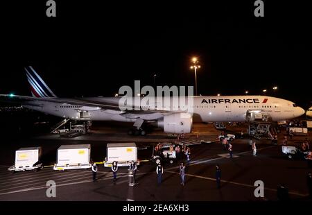 (210208) -- LIMA, 8. Februar 2021 (Xinhua) -- Arbeiter übertragen die Sinopharm COVID-19-Impfstoffe auf den Jorge Chavez International Airport in Lima, Peru, 7. Februar 2021. Peru hat am Sonntag die erste Impfstoffserie des chinesischen Pharmaunternehmens Sinopharm erhalten, da das südamerikanische Land sich auf Massenimpfkampagnen gegen COVID-19 vorbereitet. (Peruanische Presidential Press/Handout über Xinhua) Stockfoto