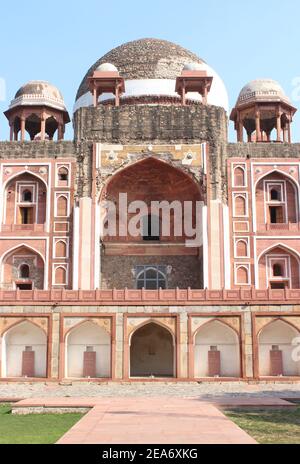 Restauriertes Grab von Abdul Rahim Khan I Khanan, einer der Navratnas von Mogul-Kaiser Akbar, in Nizamuddin, Delhi, Indien Stockfoto