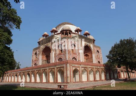 Restauriertes Grab von Abdul Rahim Khan I Khanan, einer der Navratnas von Mogul-Kaiser Akbar, in Nizamuddin, Delhi, Indien Stockfoto