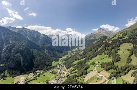 Luftdrohnenaufnahme des Dorfes Helligenblutt in mit Blick auf Großglockner Berg in Österreich Stockfoto