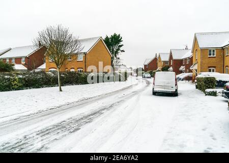 Schnee und Eis bedeckt eine Wohnstraße in Broomfield, Herne Bay, nach nächtem Schneefall während des Sturms Beast of the East-2 im Jahr 2021. Stockfoto