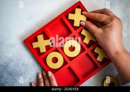 Nahaufnahme einer Person, die Tic tac Toe Brettspiel spielt Stockfoto