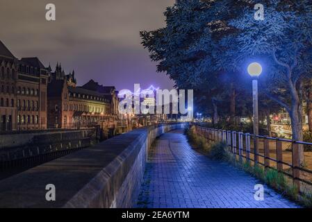 Hamburg, Deutschland - 12. September 2019: Blue Port Art Projekt von Michael Batz, Lichter in der Speicherstadt über dem Zollkanal Stockfoto