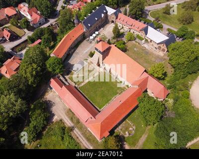 Luftaufnahme Kloster Ilsenburg, Kloster Ilsenburg. Historisches mittelalterliches Kloster und Schloss bei Wernigerode in Sachsen-Anhalt, Deutschland. Stockfoto