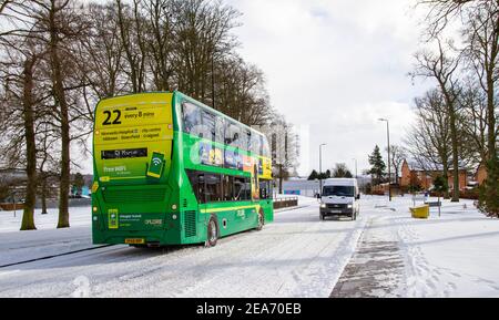 Dundee, Tayside, Schottland, Großbritannien. Februar 2021, 8th. UK Wetter: Kalte Winde und schwere Schneestürme ziehen über Nord-Ost-Schottland mit Temperaturen bis zu 2 Grad Storm Darcy hat schwere Schneefälle nach Dundee gebracht und Chaos auf den Straßen verursacht, wobei die öffentlichen Verkehrsmittel ihre Dienste in und um die Stadt verringerten. Kredit: Dundee Photographics/Alamy Live Nachrichten Stockfoto