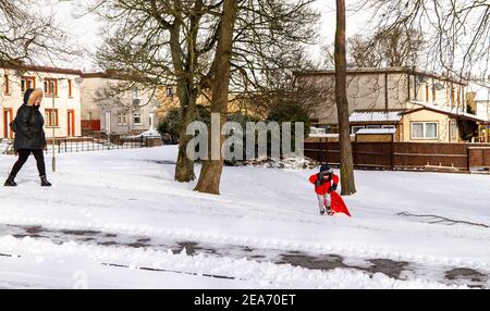Dundee, Tayside, Schottland, Großbritannien. Februar 2021, 8th. UK Wetter: Kalte Winde und schwere Schneestürme ziehen über Nord-Ost-Schottland mit Temperaturen bis zu 2 Grad Eine Mutter und ein Kind nehmen den Tag aus, um Spaß im Schnee zu haben, den Storm Darcy nach Dundee gebracht hat. Kredit: Dundee Photographics/Alamy Live Nachrichten Stockfoto