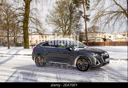 Dundee, Tayside, Schottland, Großbritannien. Februar 2021, 8th. UK Wetter: Kalte Winde und schwere Schneestürme ziehen über Nord-Ost-Schottland mit Temperaturen bis zu 2 Grad Sturm Darcy hat schwere Schneefälle nach Dundee gebracht und Chaos auf Straßen in und um die Stadt verursacht. Kredit: Dundee Photographics/Alamy Live Nachrichten Stockfoto