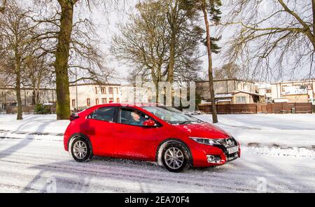 Dundee, Tayside, Schottland, Großbritannien. Februar 2021, 8th. UK Wetter: Kalte Winde und schwere Schneestürme ziehen über Nord-Ost-Schottland mit Temperaturen bis zu 2 Grad Sturm Darcy hat schwere Schneefälle nach Dundee gebracht und Chaos auf Straßen in und um die Stadt verursacht. Kredit: Dundee Photographics/Alamy Live Nachrichten Stockfoto