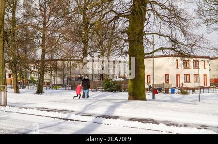 Dundee, Tayside, Schottland, Großbritannien. Februar 2021, 8th. UK Wetter: Kalte Winde und schwere Schneestürme ziehen über Nord-Ost-Schottland mit Temperaturen bis zu 2 Grad Eine Mutter und ein Kind nehmen den Tag aus, um Spaß im Schnee zu haben, den Storm Darcy nach Dundee gebracht hat. Kredit: Dundee Photographics/Alamy Live Nachrichten Stockfoto