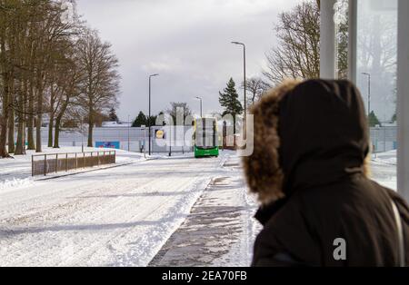 Dundee, Tayside, Schottland, Großbritannien. Februar 2021, 8th. UK Wetter: Kalte Winde und schwere Schneestürme ziehen über Nord-Ost-Schottland mit Temperaturen bis zu 2 Grad Storm Darcy hat schwere Schneefälle nach Dundee gebracht und Chaos auf den Straßen verursacht, wobei die öffentlichen Verkehrsmittel ihre Dienste in und um die Stadt verringerten. Kredit: Dundee Photographics/Alamy Live Nachrichten Stockfoto