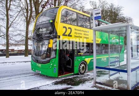 Dundee, Tayside, Schottland, Großbritannien. Februar 2021, 8th. UK Wetter: Kalte Winde und schwere Schneestürme ziehen über Nord-Ost-Schottland mit Temperaturen bis zu 2 Grad Storm Darcy hat schwere Schneefälle nach Dundee gebracht und Chaos auf den Straßen verursacht, wobei die öffentlichen Verkehrsmittel ihre Dienste in und um die Stadt verringerten. Kredit: Dundee Photographics/Alamy Live Nachrichten Stockfoto