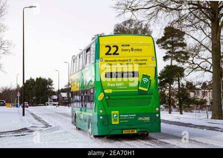 Dundee, Tayside, Schottland, Großbritannien. Februar 2021, 8th. UK Wetter: Kalte Winde und schwere Schneestürme ziehen über Nord-Ost-Schottland mit Temperaturen bis zu 2 Grad Storm Darcy hat schwere Schneefälle nach Dundee gebracht und Chaos auf den Straßen verursacht, wobei die öffentlichen Verkehrsmittel ihre Dienste in und um die Stadt verringerten. Kredit: Dundee Photographics/Alamy Live Nachrichten Stockfoto
