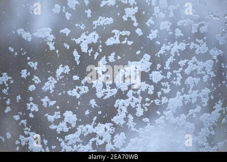 Kaltes Wetter und Schneesturm Blick von innen nach Hause. Fenster mit Schnee bedeckt Stockfoto