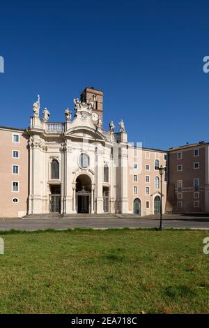 Rom, Italien. Außenansicht der Basilica di Santa Croce in Gerusalemme (Basilika des Heiligen Kreuzes in Jerusalem). Nach der Tradition, das Basilikum Stockfoto