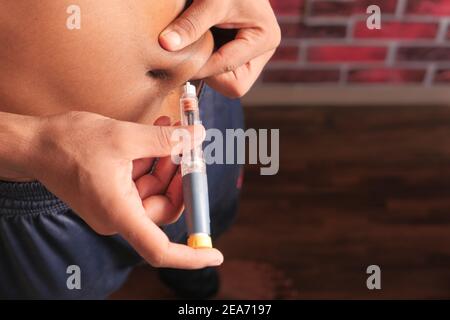 Junger Mann Hand mit Insulin-Stift Nahaufnahme Stockfoto