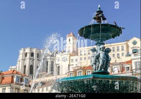 Convento Carmo Rossio-Platz mit Brunnen und Statue Baixa Lissabon Portugal Stockfoto