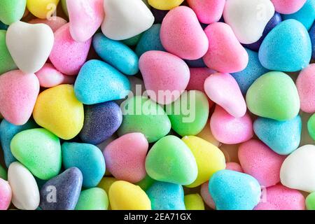 Kleine süße verschiedene bunte Süßigkeiten in Form von Herz, Hintergrund, Nahaufnahme Stockfoto