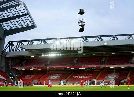 Eine allgemeine Ansicht einer Fernsehkamera über dem Spielfeld während des Premier League-Spiels in Anfield, Liverpool. Bilddatum: Sonntag, 7. Februar 2021. Stockfoto