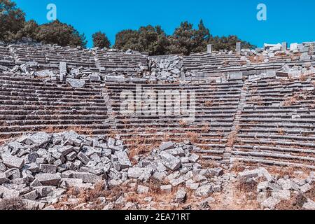 Alte Ruinen eines berühmten Amphitheaters in der antiken Stadt Termessos. Reiseziele der Region Antalya und der Türkei. Stockfoto