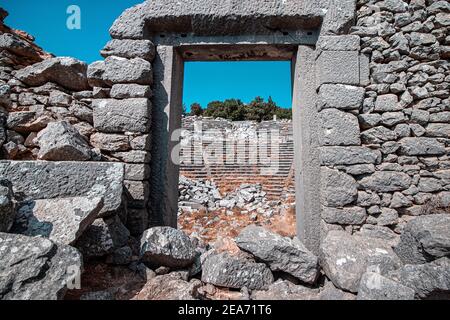 Alte Ruinen eines berühmten Amphitheaters in der antiken Stadt Termessos. Reiseziele der Region Antalya und der Türkei. Stockfoto