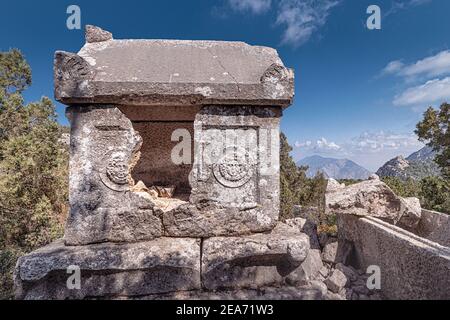 Zerstörte Gräber und alte Bestattungen in der antiken Stadt Termessos in der Provinz Antalya in der Türkei. Berühmter Touristenort Stockfoto