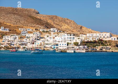 Insel Folegandros, Griechenland - 25. September 2020: Kutter und Boote liegen in der Karavostasi Marina auf der Insel Folegandros. Weiße Villen im Hintergrund Stockfoto