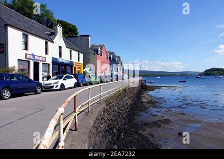 Tobermory, Isle of Mull: Farbige Häuser an der Hauptstraße des Dorfes. Stockfoto