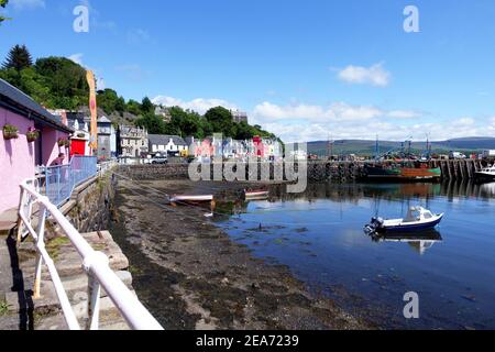 Tobermory, Isle of Mull: Farbige Häuser an der Hauptstraße des Dorfes. Stockfoto