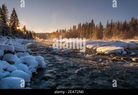 Alpenfluss an einem extrem kalten Wintermorgen Stockfoto