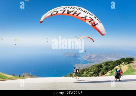 09. September 2020, Babadag, Oludeniz, Türkei: Viele Gleitschirmflieger-Abenteurer starten nach einer kurzen Trainingseinheit für recrea im Tandem mit dem Instruktor Stockfoto