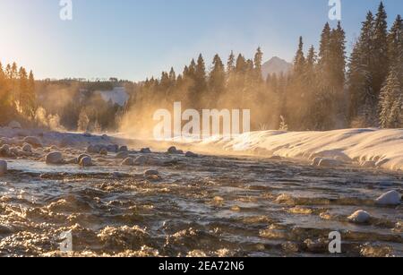 Alpenfluss an einem extrem kalten Wintermorgen Stockfoto
