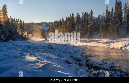 Alpenfluss an einem extrem kalten Wintermorgen Stockfoto