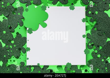 Alles gute zum St. Patrick's Day. Leere Leinwand auf grünem Hintergrund mit Kleeblatt. Stockfoto