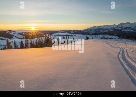 Spuren im Schnee der Fahrt Schneemobile in einem schönen Berglandschaft Stockfoto