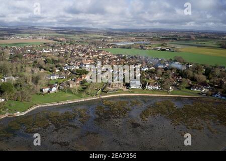 Luftaufnahme der Yachten und alten englischen Cottages in Bosham in Südengland. Stockfoto